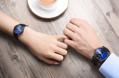 手表手摸拍攝 捕捉時間的觸感與光影